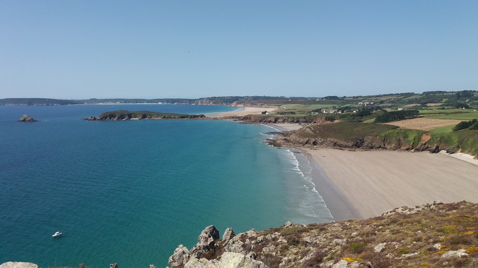 Foto di Plage du Poul con una superficie del sabbia beige