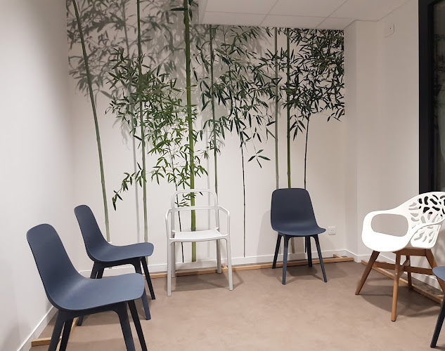 Dr ADEM Carlos dans le Centre de Dermatologie - Docteur