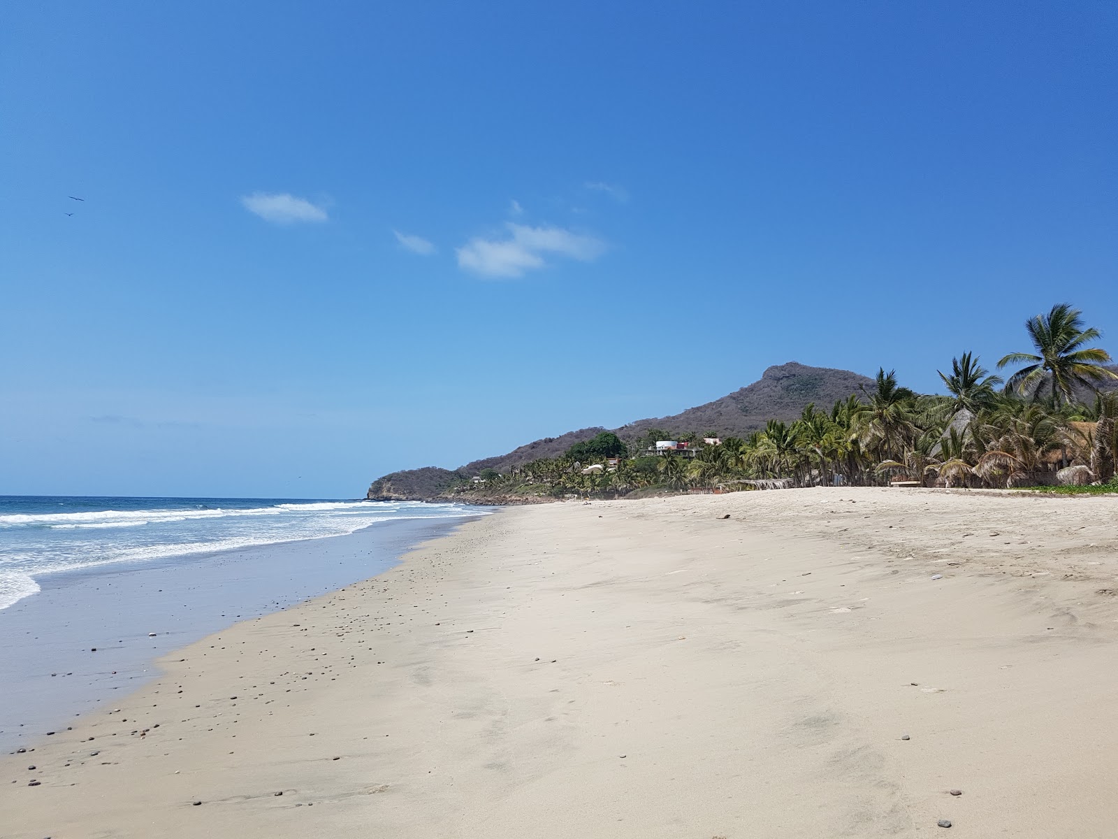Photo de Litibu beach avec rivage droit, long