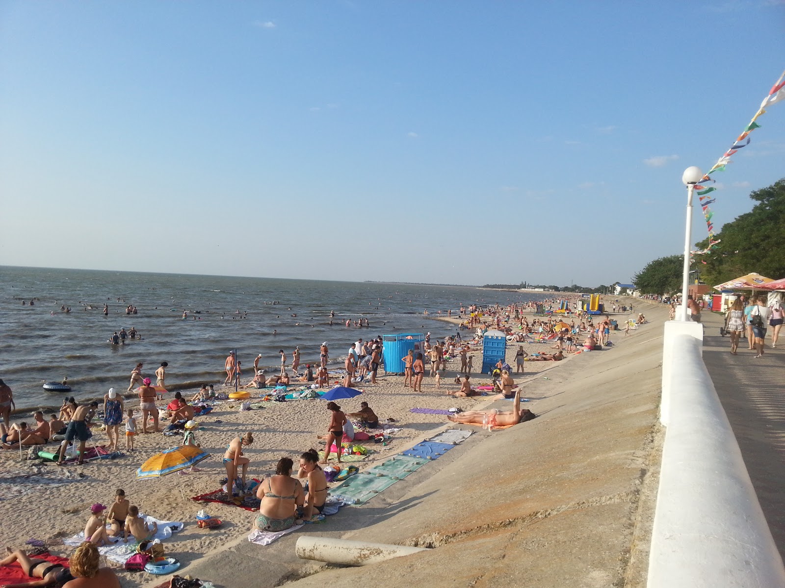 Foto di Primorsko-Ahtarsk Plyazh con una superficie del acqua verde chiaro