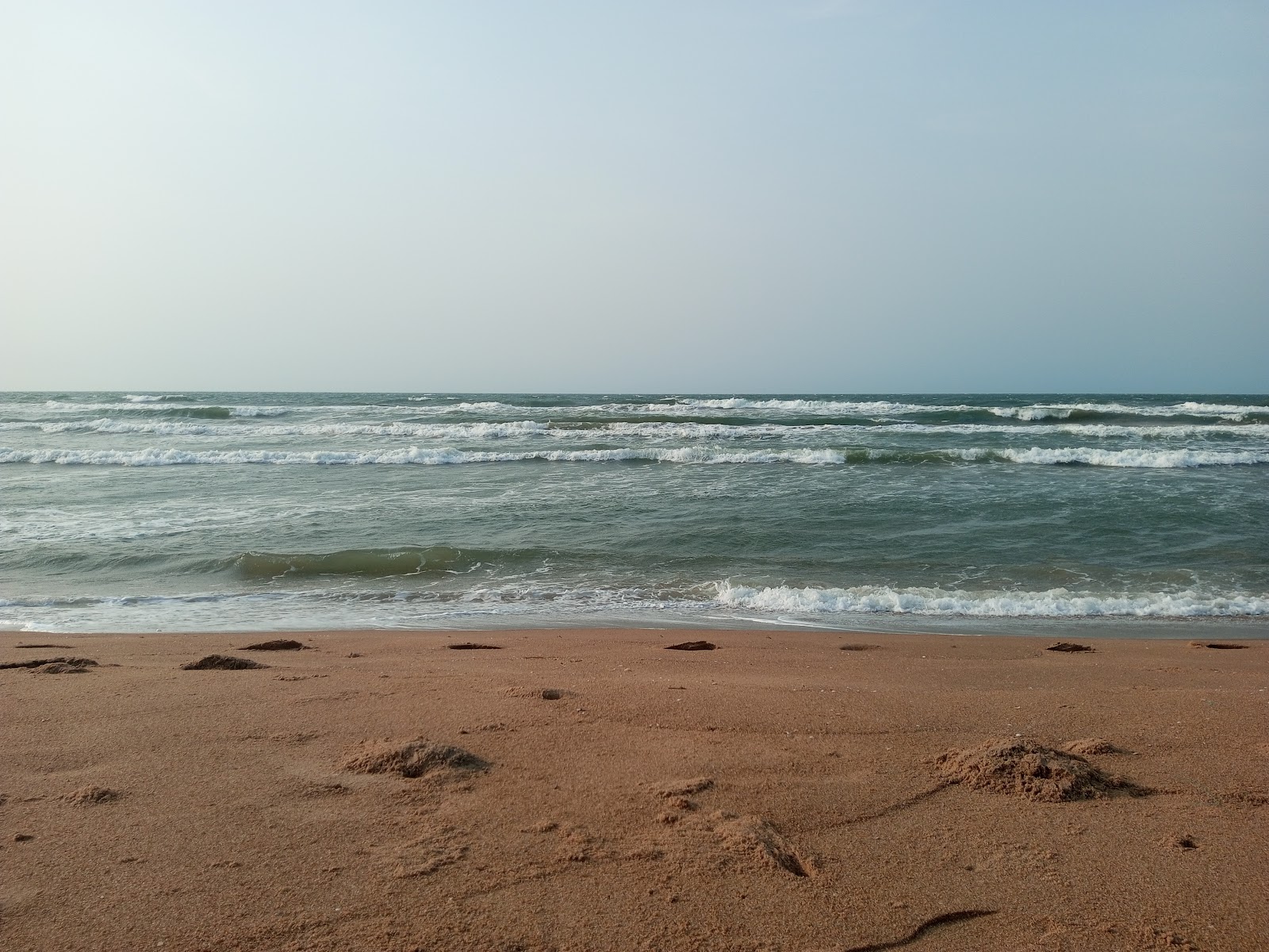 Valokuva Balighai Beachista. pinnalla turkoosi puhdas vesi:n kanssa