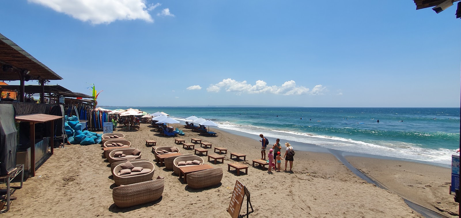 Photo de Plage de Canggu avec sable lumineux de surface