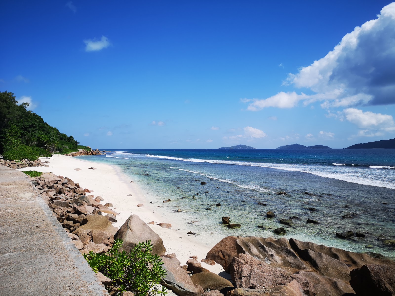 Foto de Anse Fourmis Beach con arena beige superficie