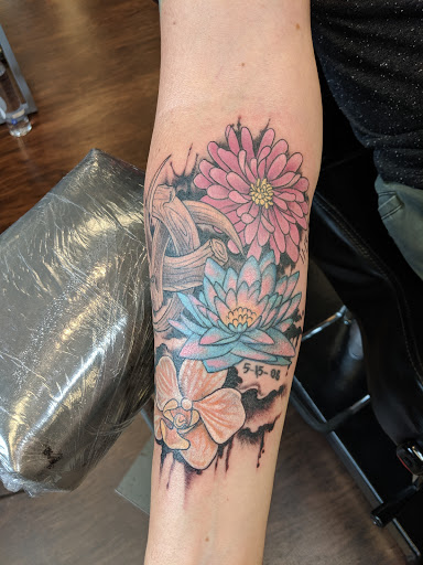 Tattoo Shop «Oshkosh Tattoo & Good Girl», reviews and photos, 223 N Main St, Oshkosh, WI 54901, USA