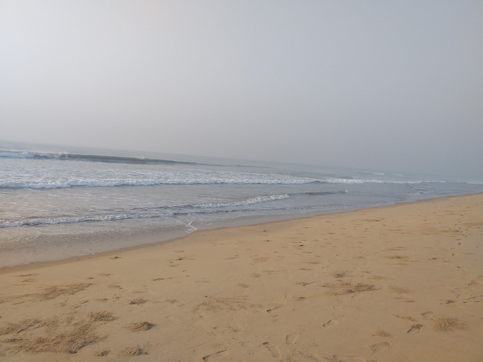 Foto van Rajjyapeta Beach met recht en lang