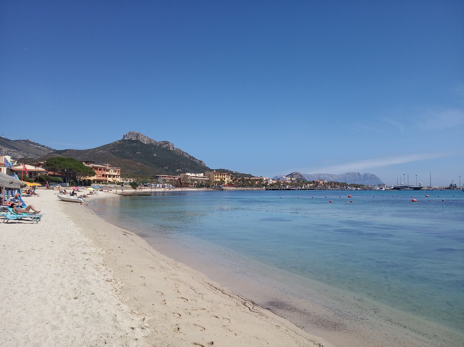 Foto de Spiaggia Golfo Aranci com pebble fino leve superfície