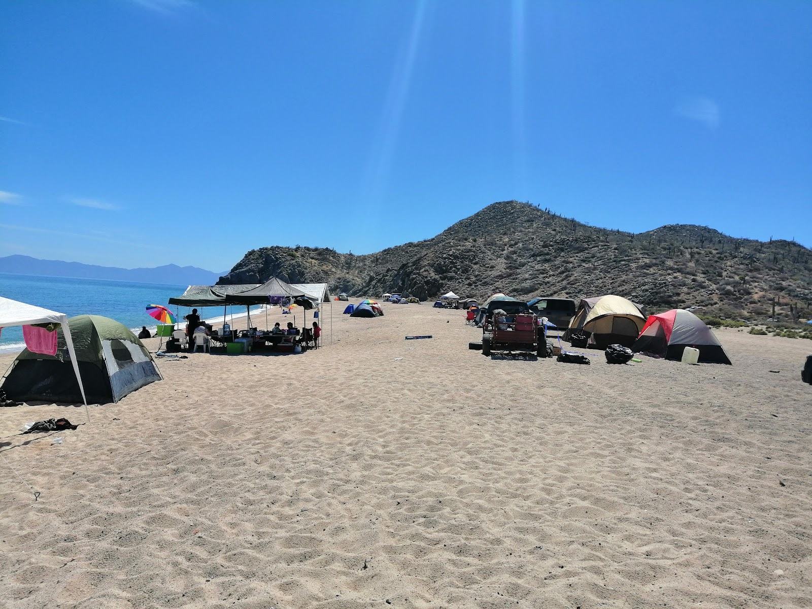 Foto de La playa El Saltito respaldado por acantilados