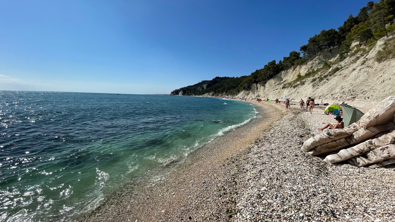 Spiaggia Sassi Neri的照片 带有轻质细卵石表面