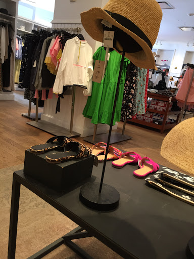 Clothing Store «J.Crew», reviews and photos, 24 Elm St, New Canaan, CT 06840, USA