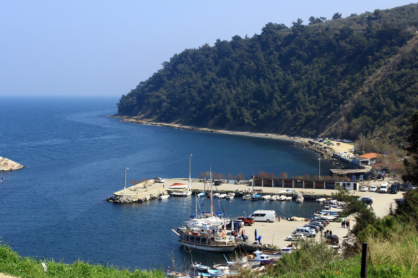 Foto de Zeytinbagi Halk Plaji com areia marrom e pedras superfície