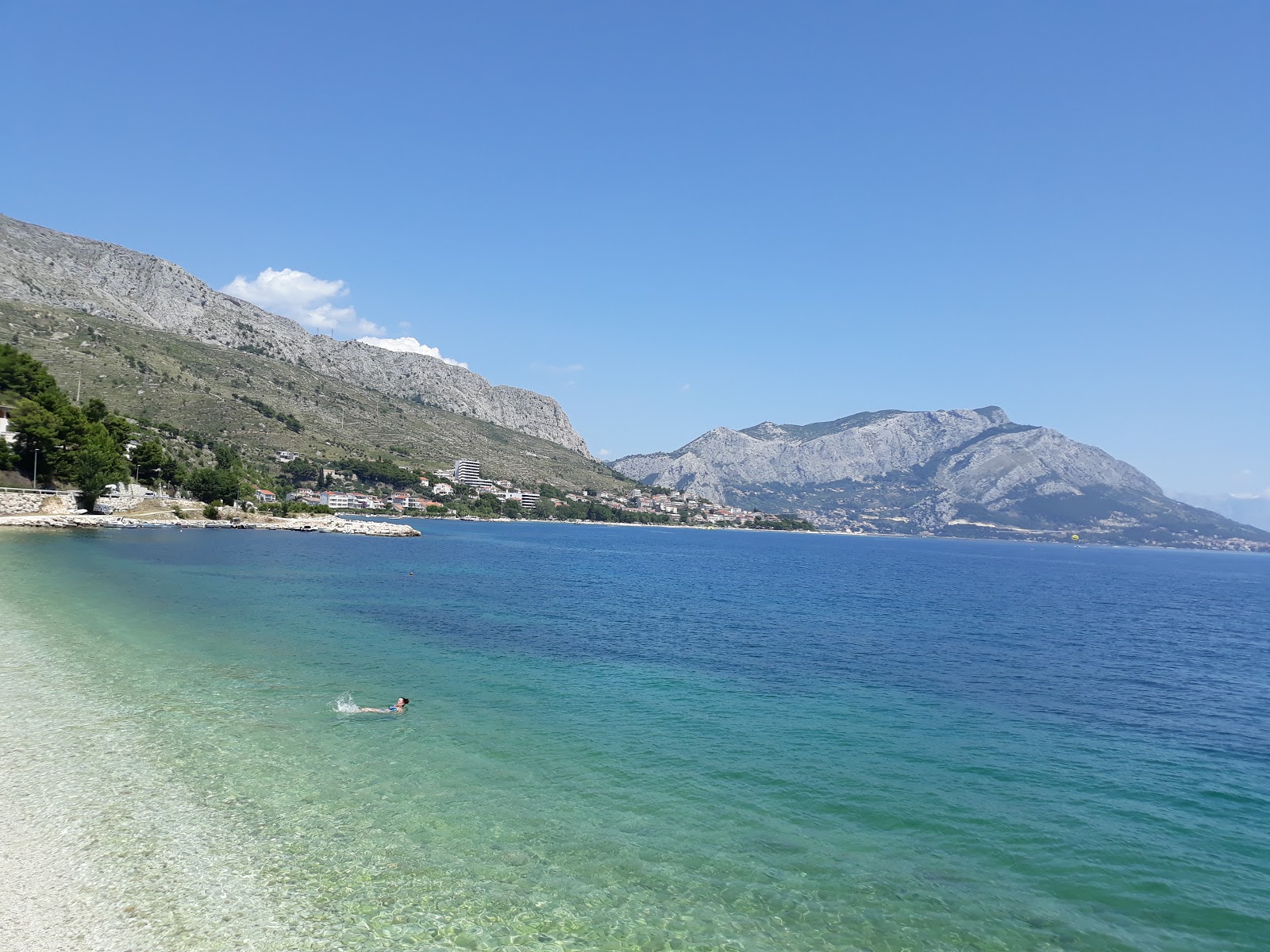 Dugi Rat Plajı'in fotoğrafı uçurumlarla desteklenmiş