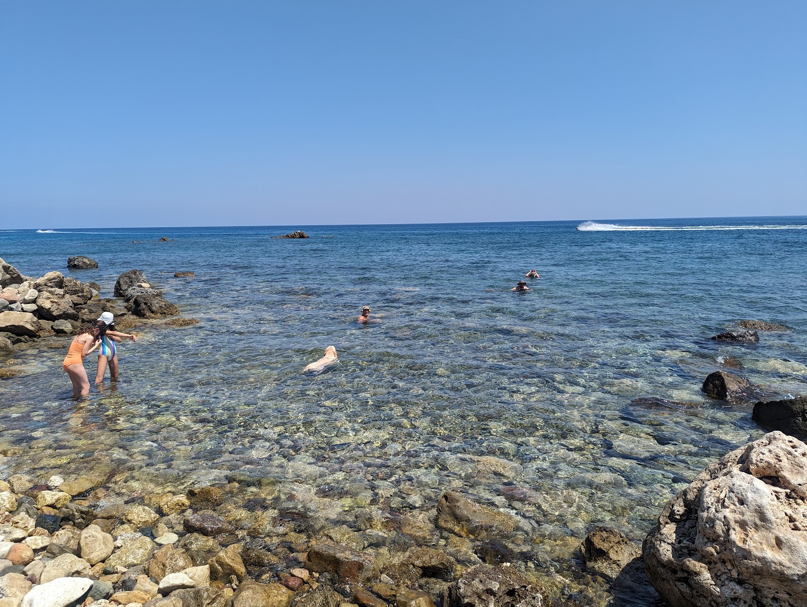Savvas Beach'in fotoğrafı dağlarla çevrili