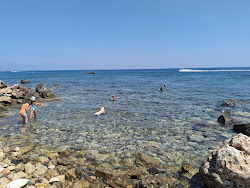 Savvas Beach'in fotoğrafı dağlarla çevrili