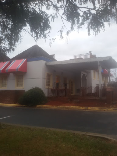 Barbecue Restaurant «Red Hot & Blue-Fairfax, VA», reviews and photos, 4150 Chain Bridge Rd, Fairfax, VA 22030, USA