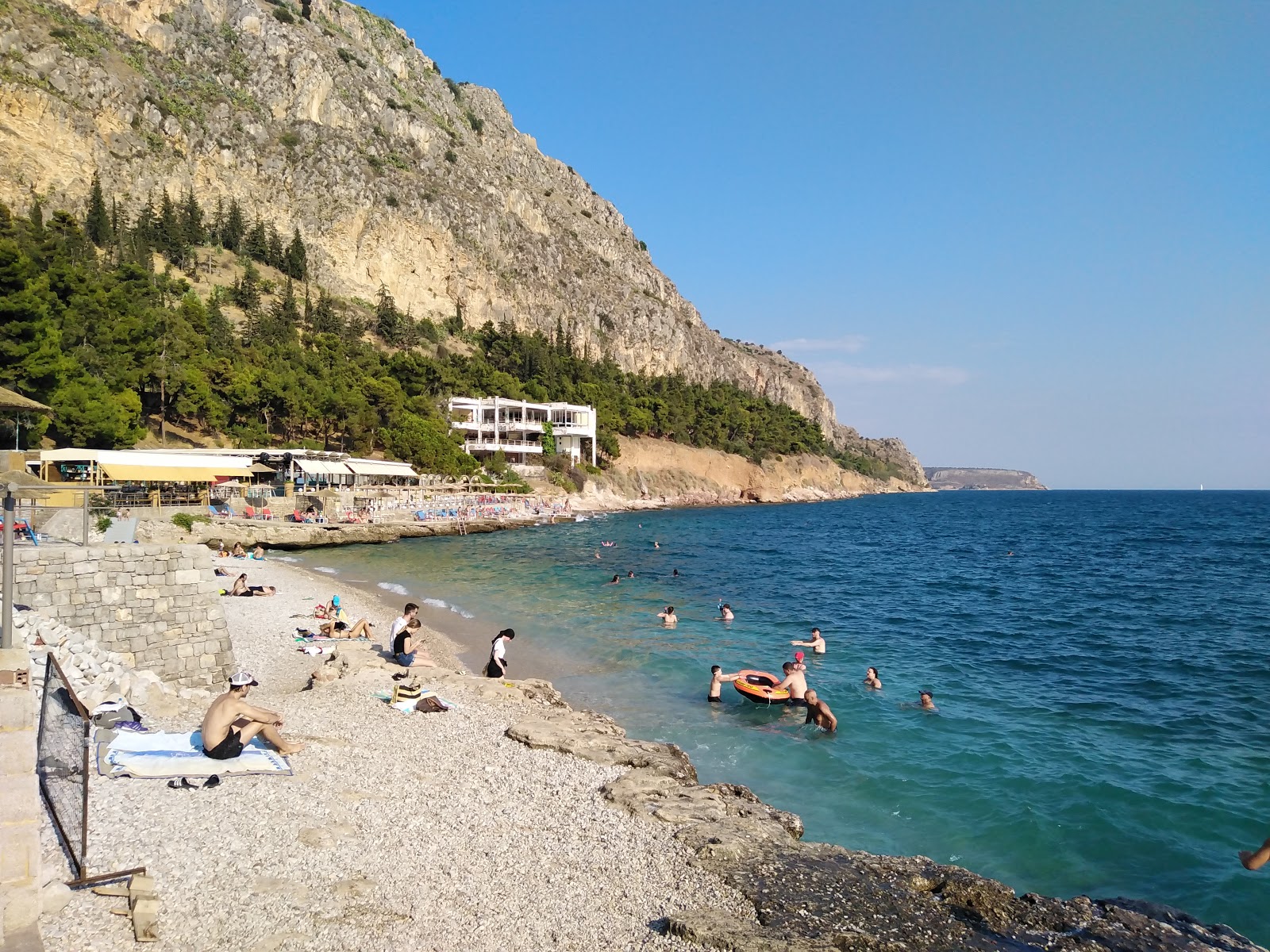 Foto von Paralia Arvanitias und die siedlung