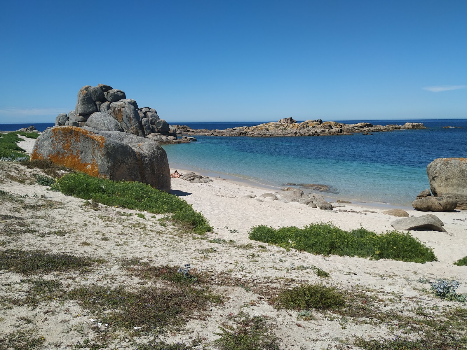 Praia de Borreiro的照片 带有碧绿色纯水表面