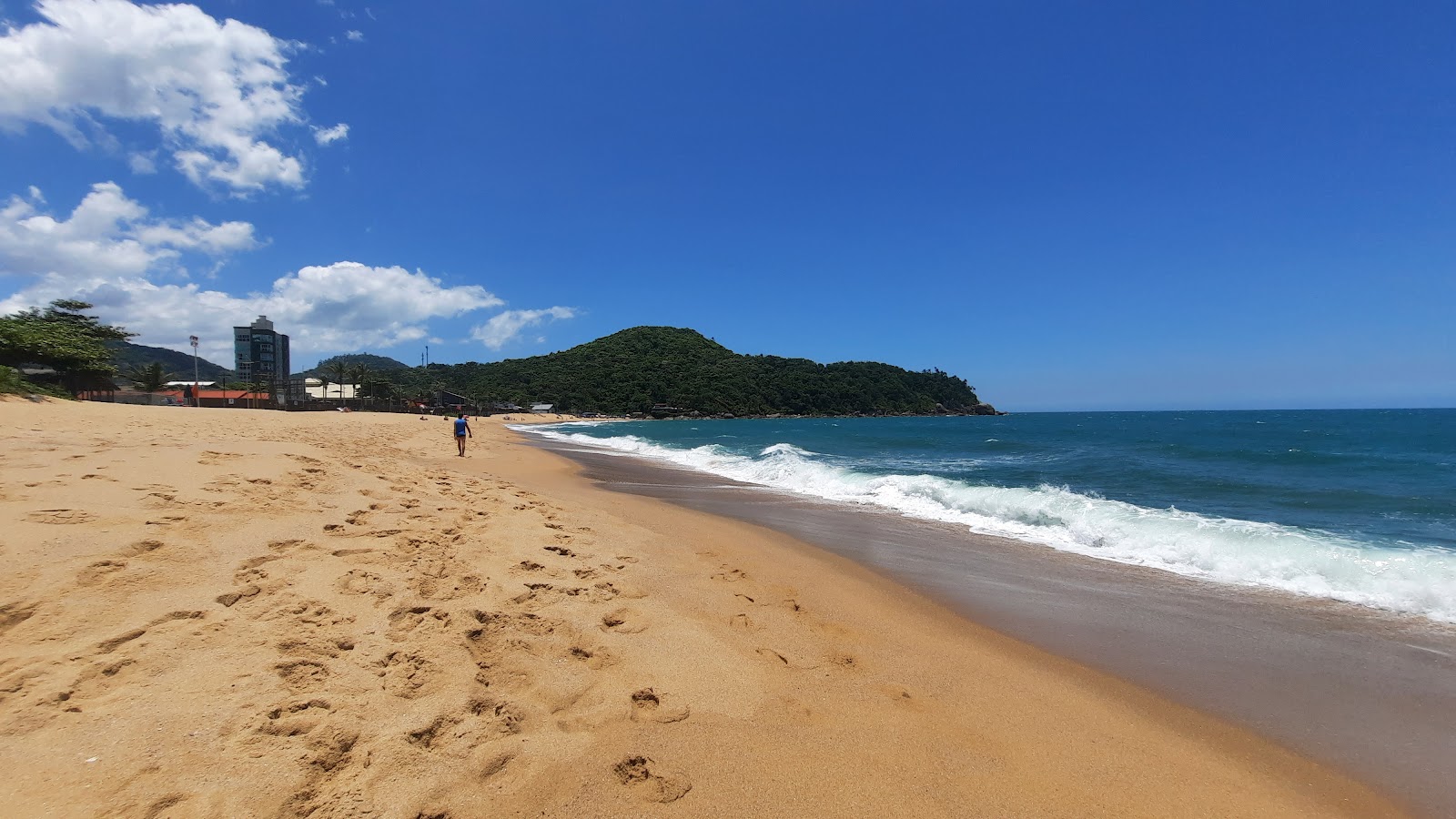 Praia da Ilhota的照片 带有明亮的细沙表面
