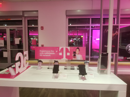 Cell Phone Store «T-Mobile», reviews and photos, 4021 W 167th St, Country Club Hills, IL 60478, USA