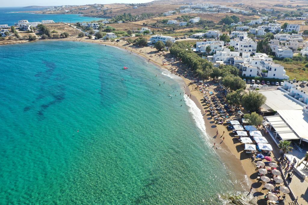 Foto van Paralia Logaras met turquoise puur water oppervlakte