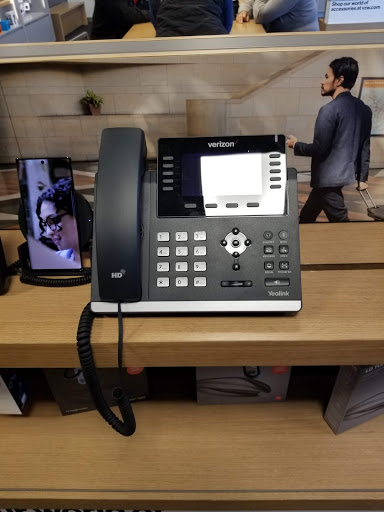 Cell Phone Store «Verizon», reviews and photos, 19230 Alderwood Mall Pkwy #150, Lynnwood, WA 98036, USA