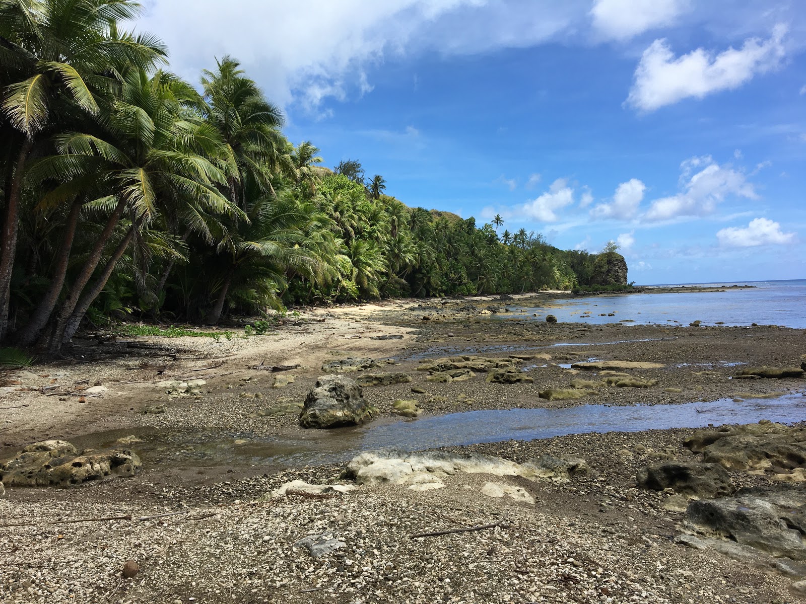 Foto de Sella Bay apoiado por penhascos