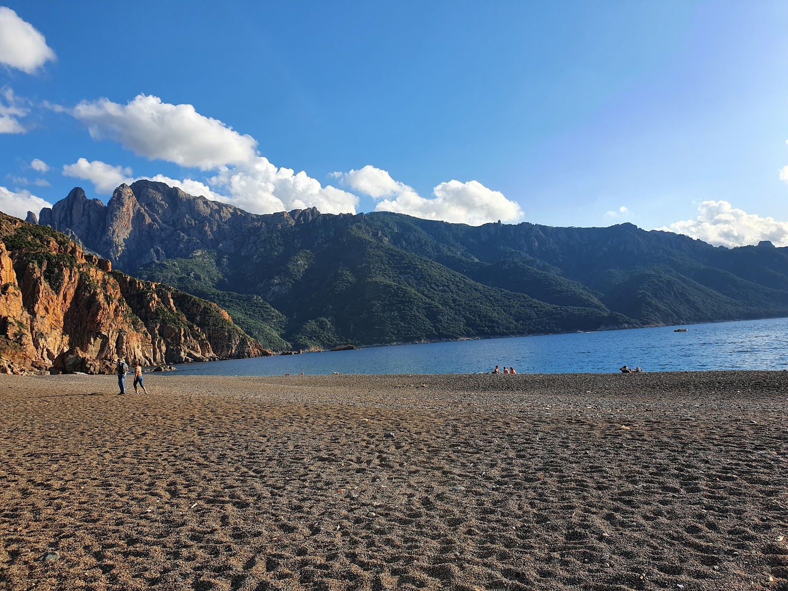 Photo de Plage de Bussaglia entouré de montagnes