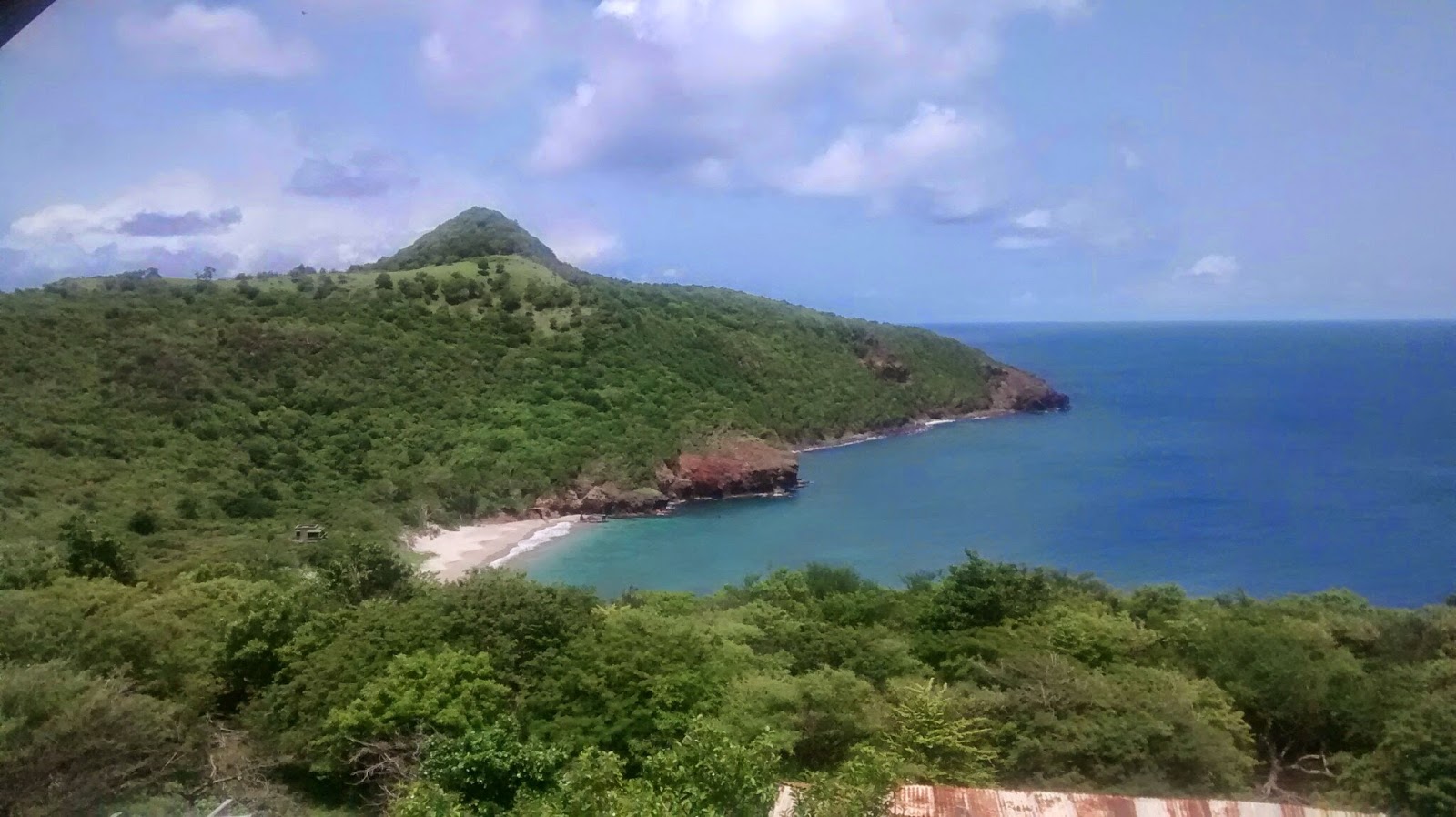 Foto de Bloody Bay beach com areia brilhante superfície