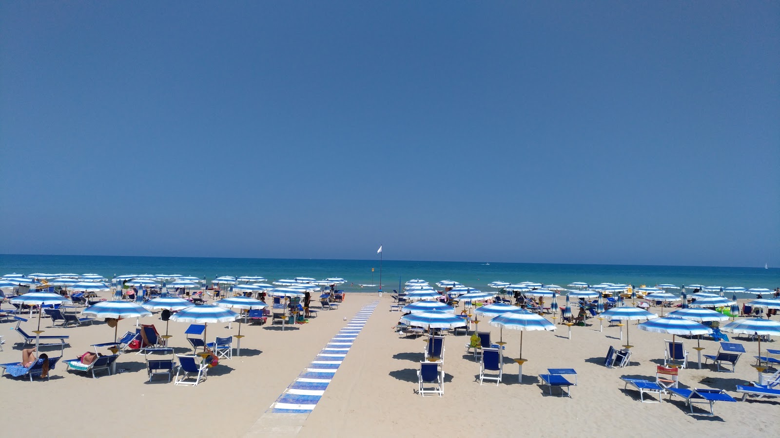Valokuva Giulianova beach IIista. sisältäen pitkä suora
