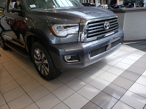 Toyota Dealer «Oakbrook Toyota», reviews and photos, 550 E Ogden Ave, Westmont, IL 60559, USA
