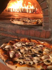Plats et boissons du Pizzeria Pizza-Braises. Pizza au feu de bois à Theix-Noyalo - n°5