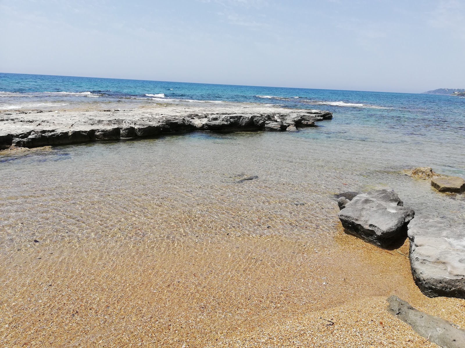 Okurcalar beach III的照片 带有绿色纯水表面