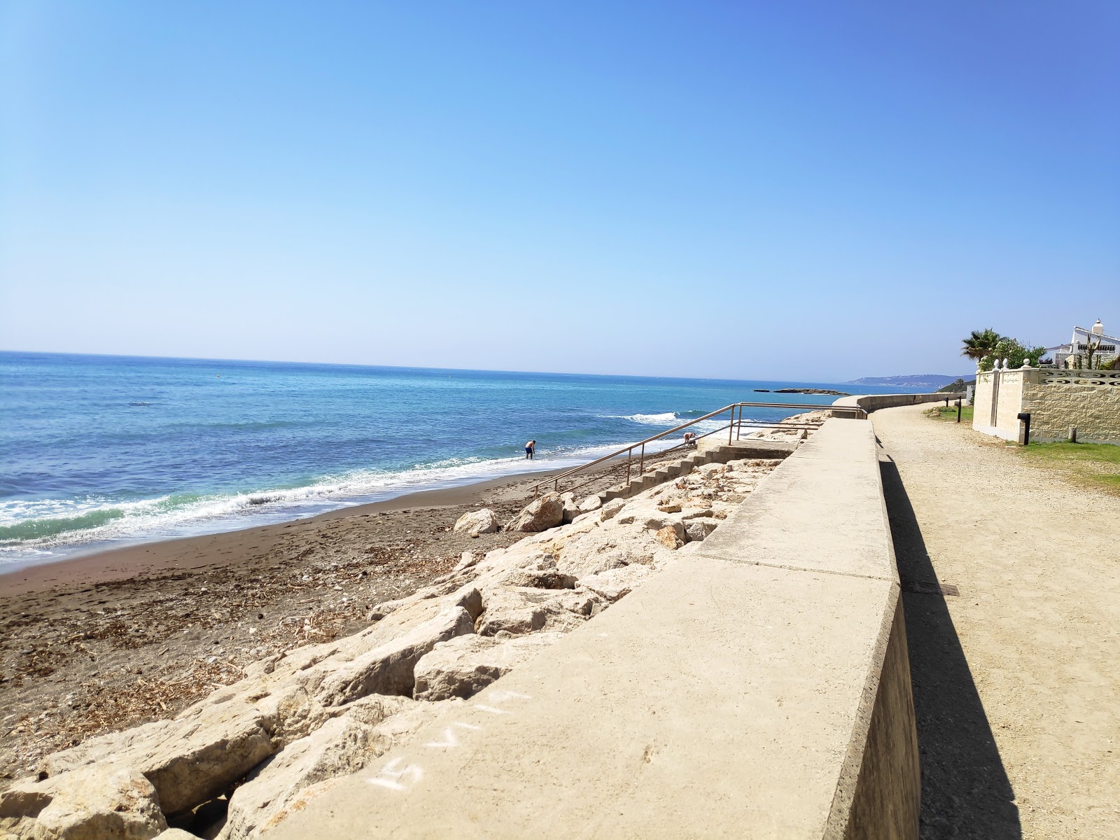 Foto von Playa Bahia Dorada mit grauer sand Oberfläche
