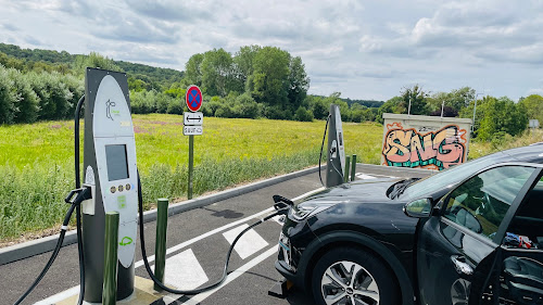 Borne de recharge de véhicules électriques IECharge Charging Station Trie-la-Ville