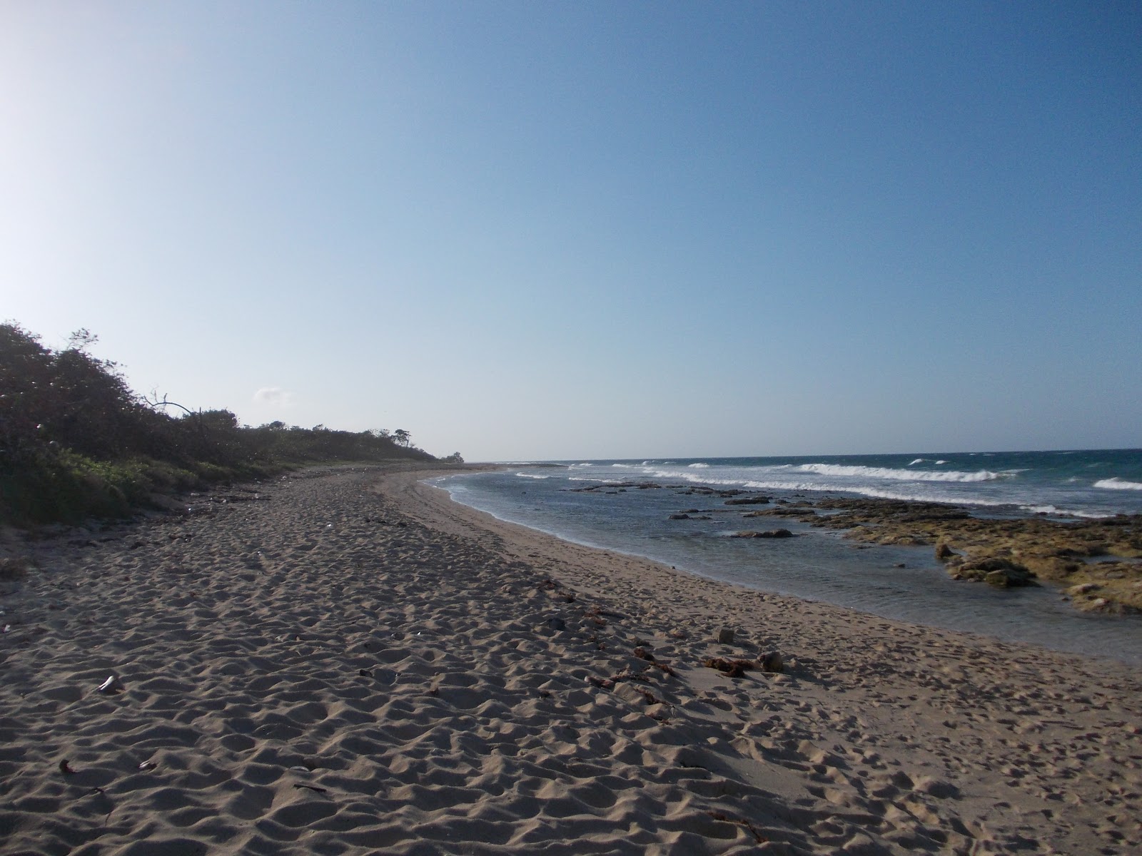 Foto de Los Cocos beach com água cristalina superfície