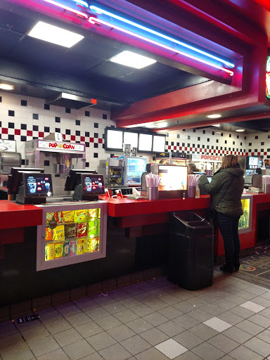 Movie Theater «Regal Cinemas Shiloh Crossing 18», reviews and photos, 10400 E. US 36, Avon, IN 46168, USA