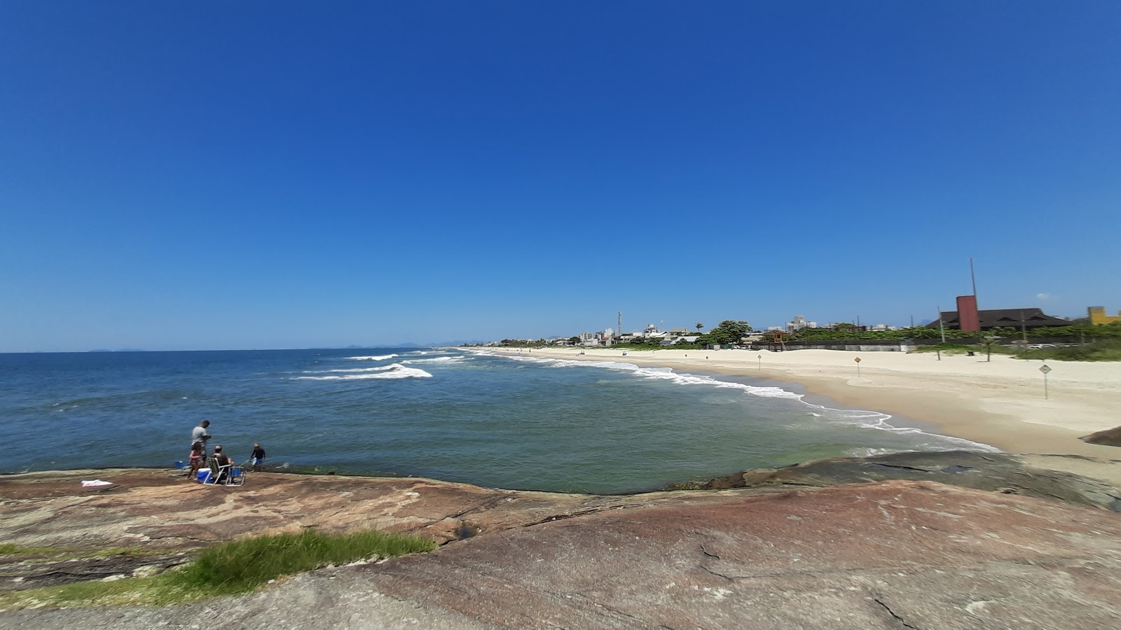 Foto de Praia Guaratuba com areia fina e brilhante superfície