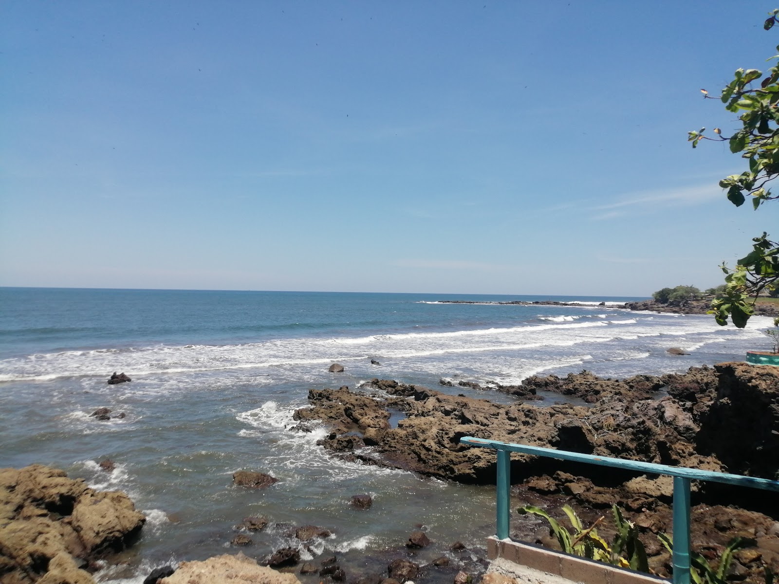Torola beach'in fotoğrafı mavi saf su yüzey ile