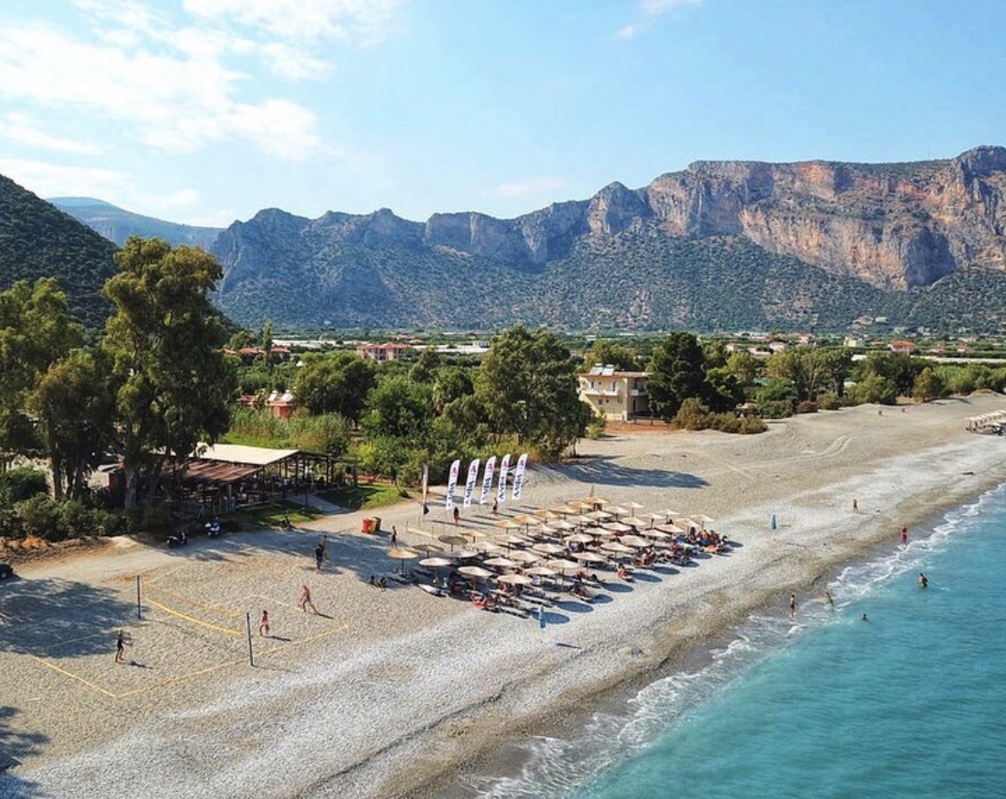 Foto von Paralia Plakas und die siedlung