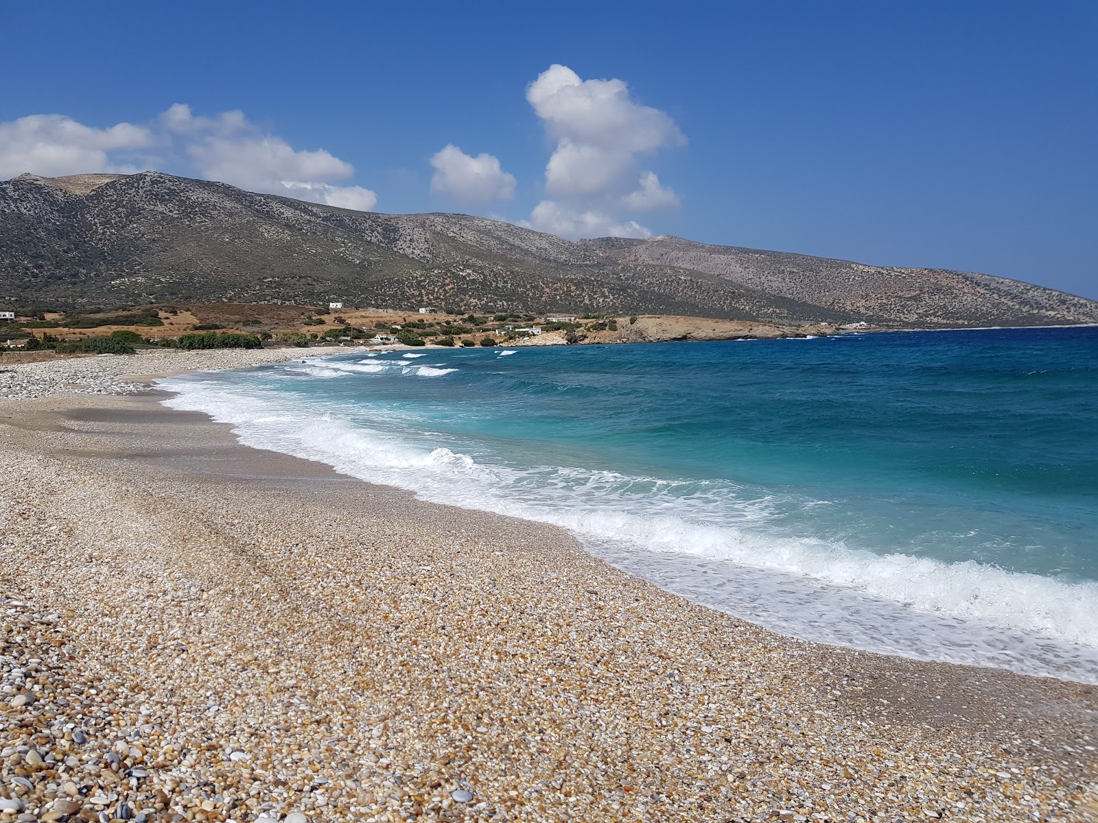 Foto di Paralia Azala con una superficie del piccoli ciottoli beige