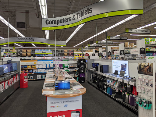Office Supply Store «Staples», reviews and photos, 675 S Green Valley Pkwy, Henderson, NV 89052, USA