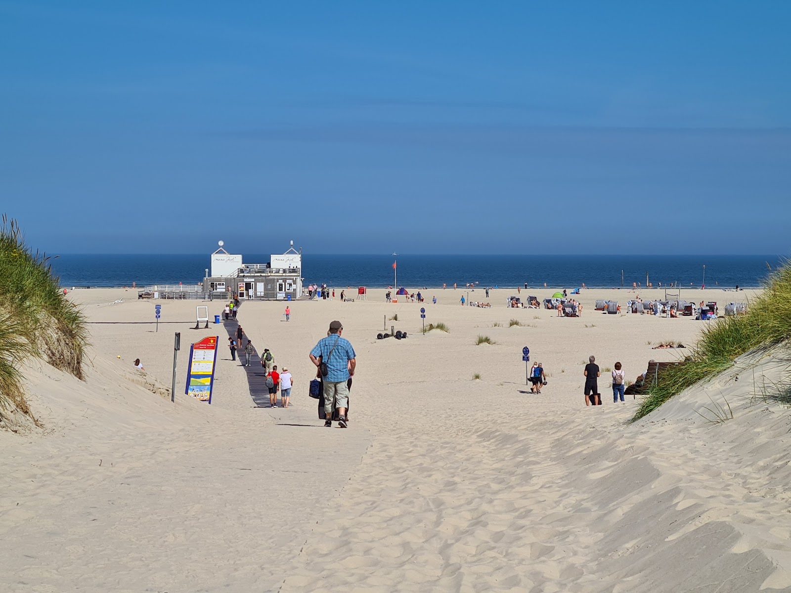 Valokuva Strand Oaseista. pinnalla kirkas hiekka:n kanssa