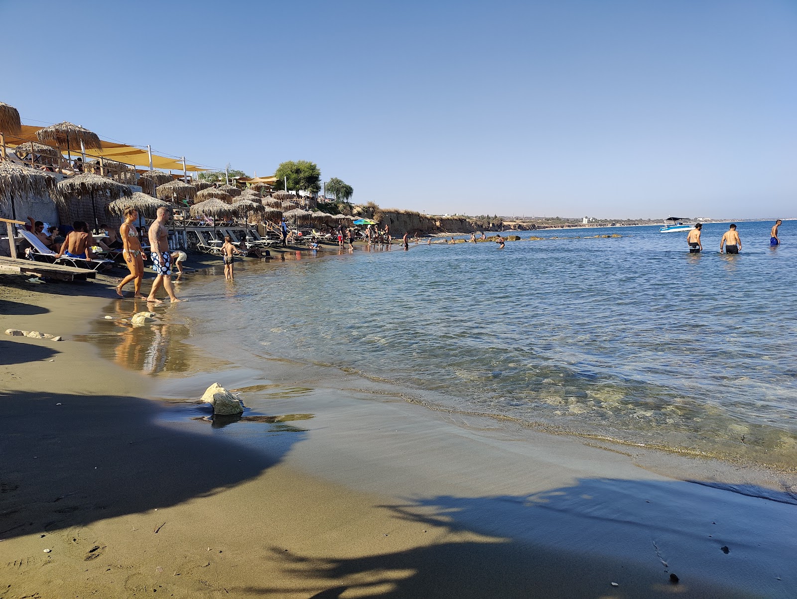 Foto de Akakia Beach rodeado por montanhas