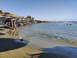 Foto de Akakia Beach rodeado por montanhas