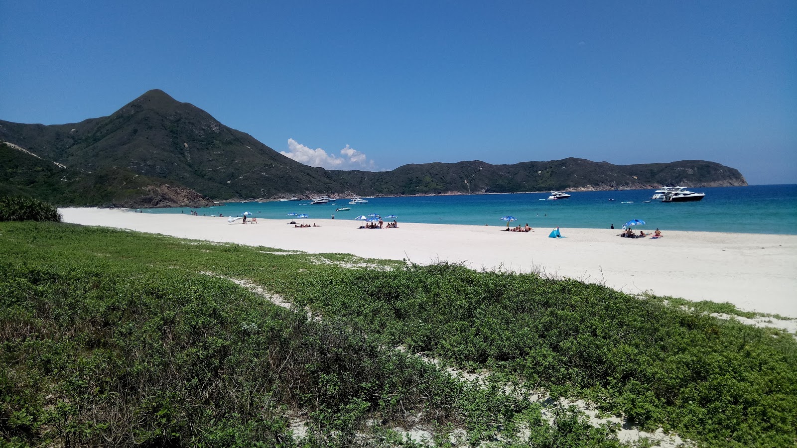 Tai Wan'in fotoğrafı dağlarla çevrili