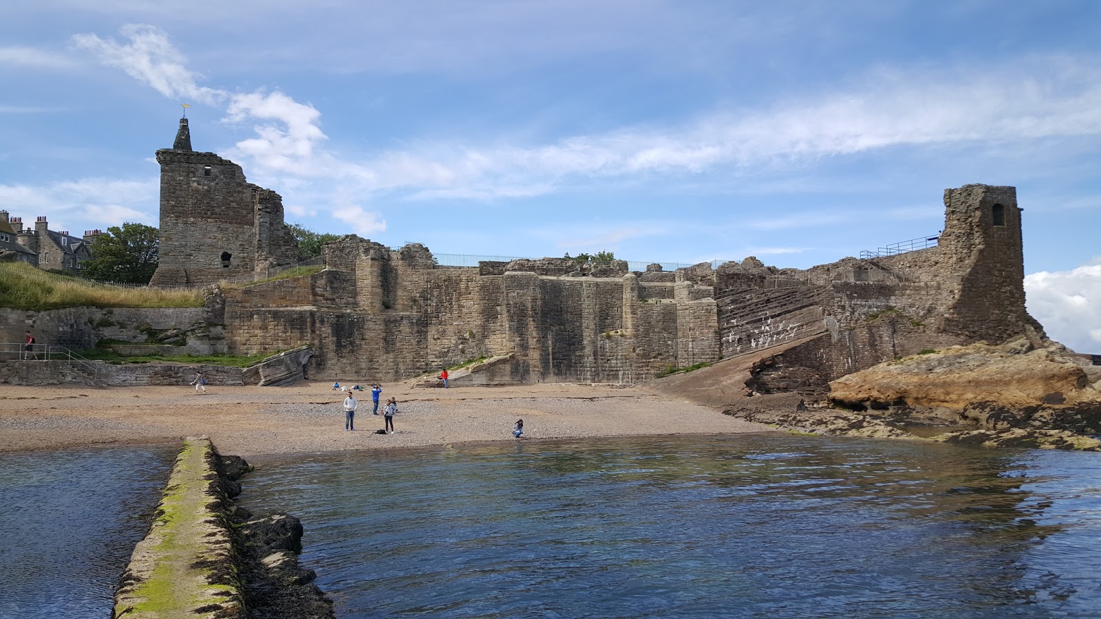 Photo de Castle Sands Beach entouré de montagnes