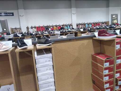 Shoe Store «DSW Designer Shoe Warehouse», reviews and photos, 1 Walden Galleria, Buffalo, NY 14225, USA