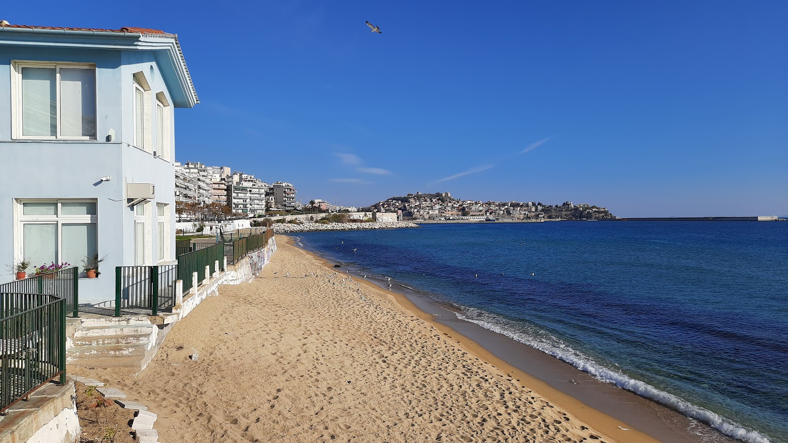 Foto di Paralia Rapsani con una superficie del sabbia beige