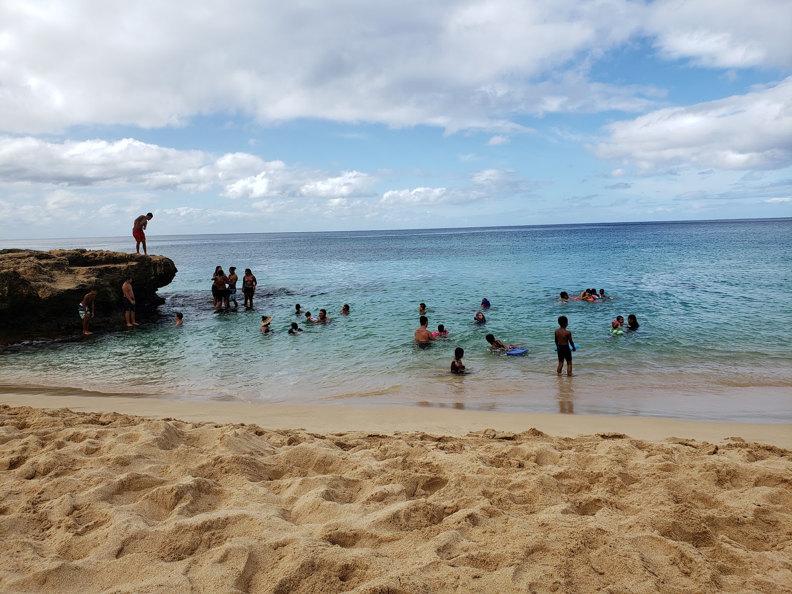 Foto van Nanakuli Beach Park ondersteund door kliffen