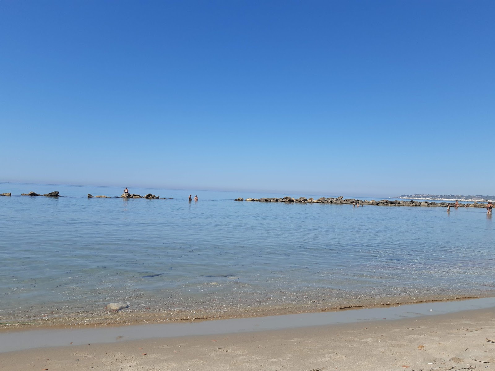 Spiaggia Fornace的照片 带有碧绿色纯水表面