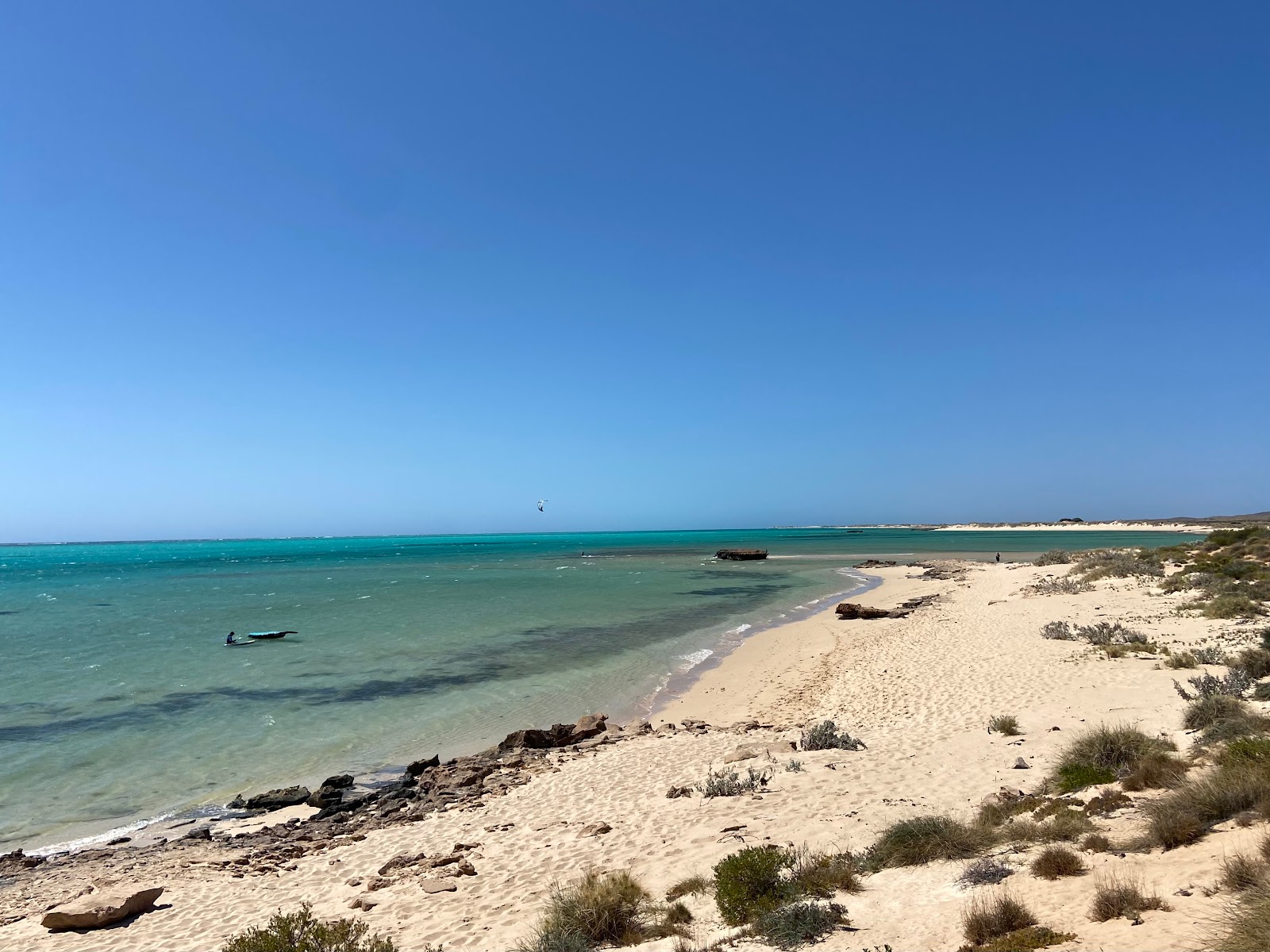 Foto de Varanus Beach com areia bege superfície